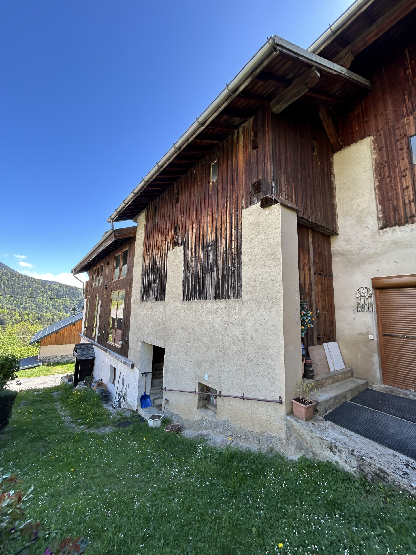 Grange de village avec cave voûtée   Naves-Fontaine