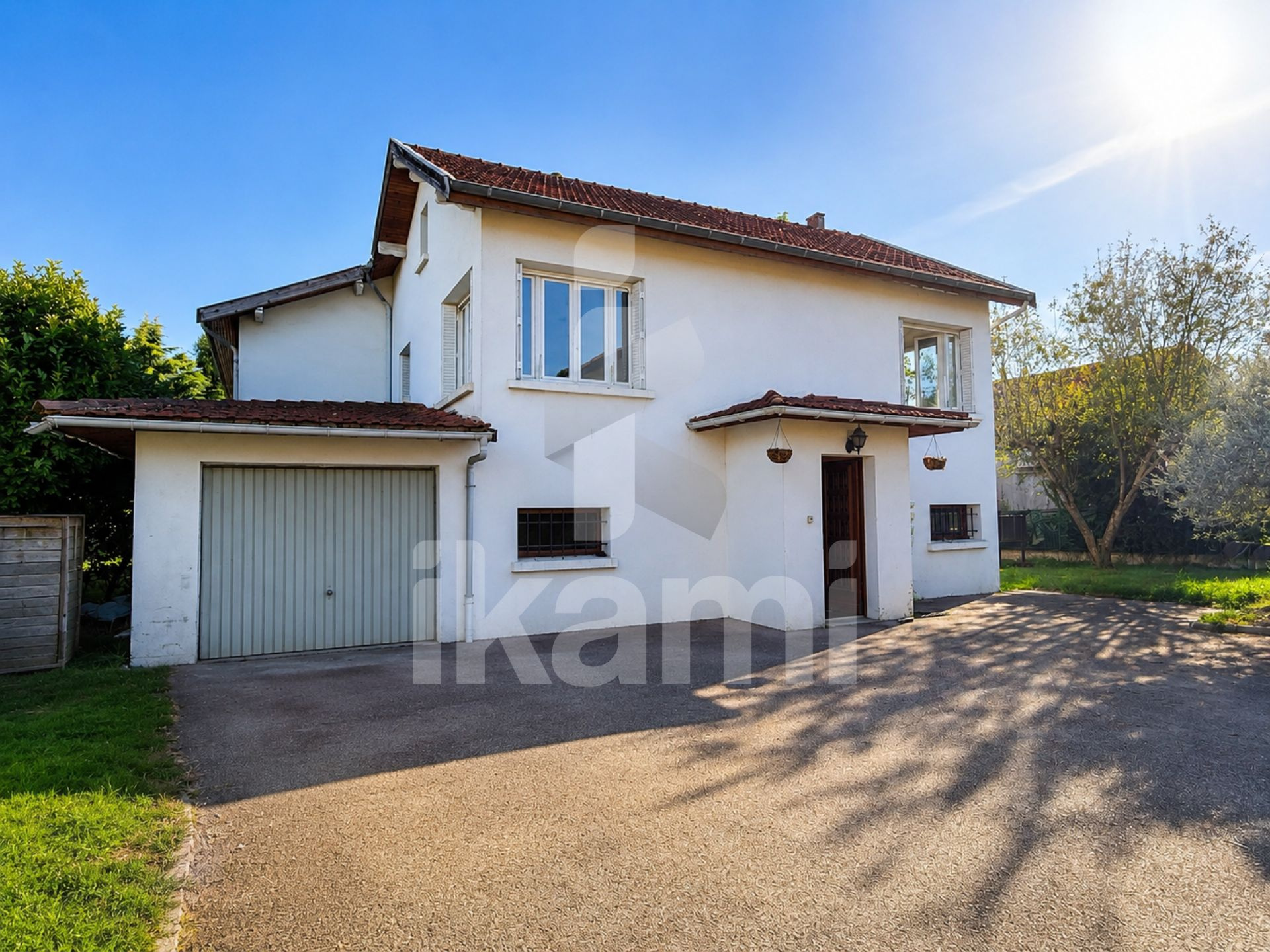 COMMUNAY MAISON FAMILIALE AVEC JARDIN, GARAGE, SOUS-SOL AM