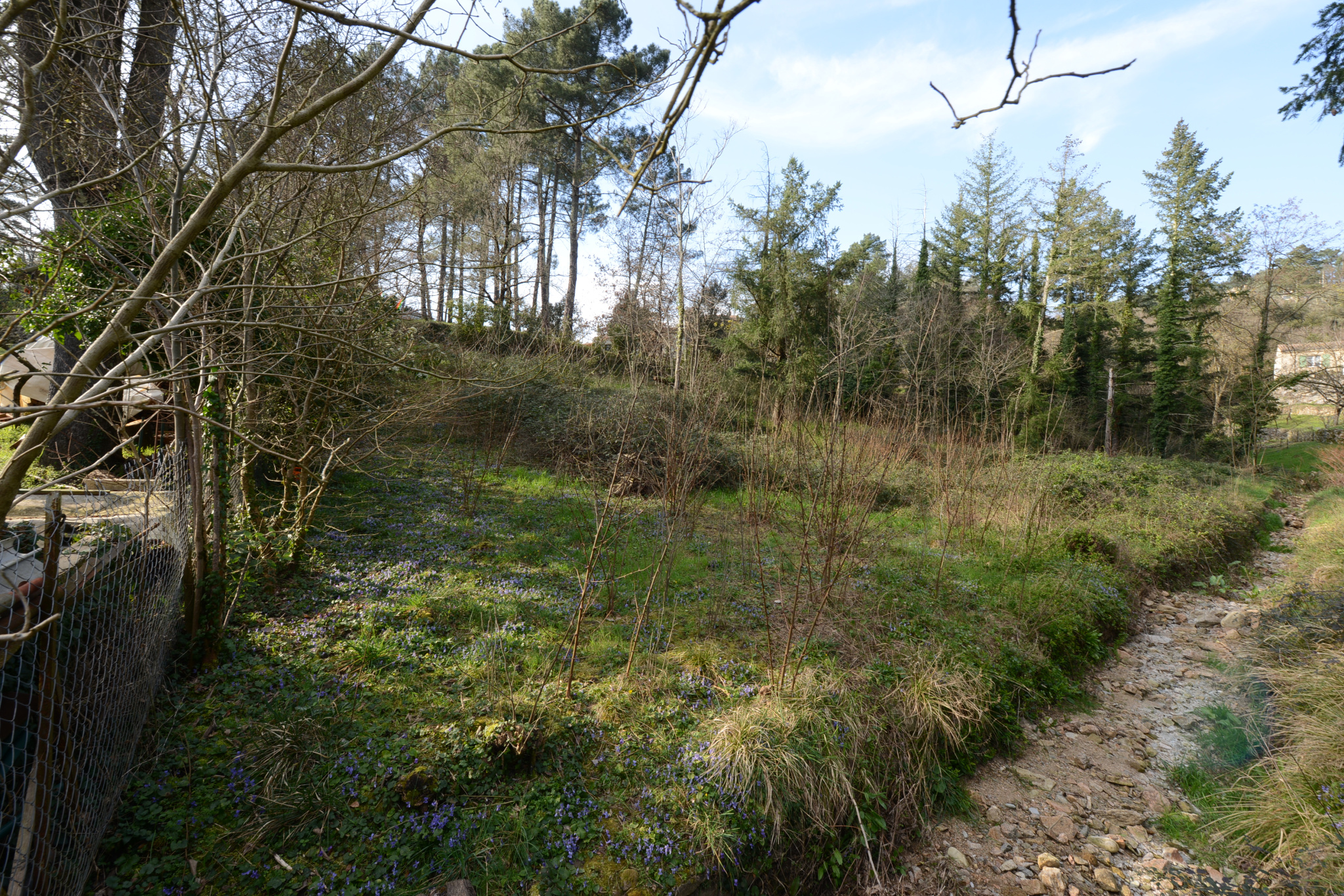 TERRAIN CONSTRUCTIBLE AUX OLLIERES / EYRIEUX ( VALLEE DE L