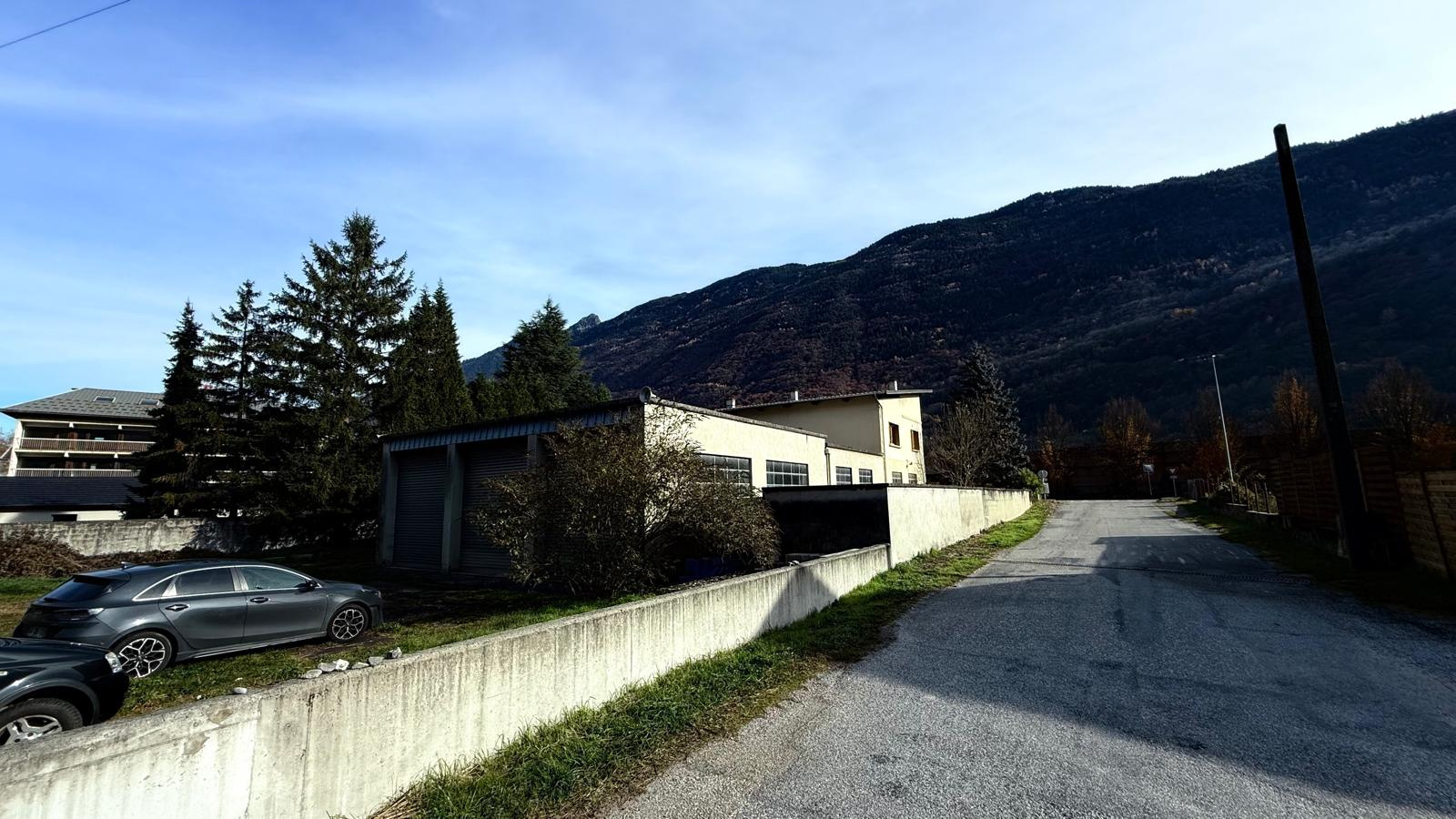 Ensemble immobilier pro avec hangar et appentis