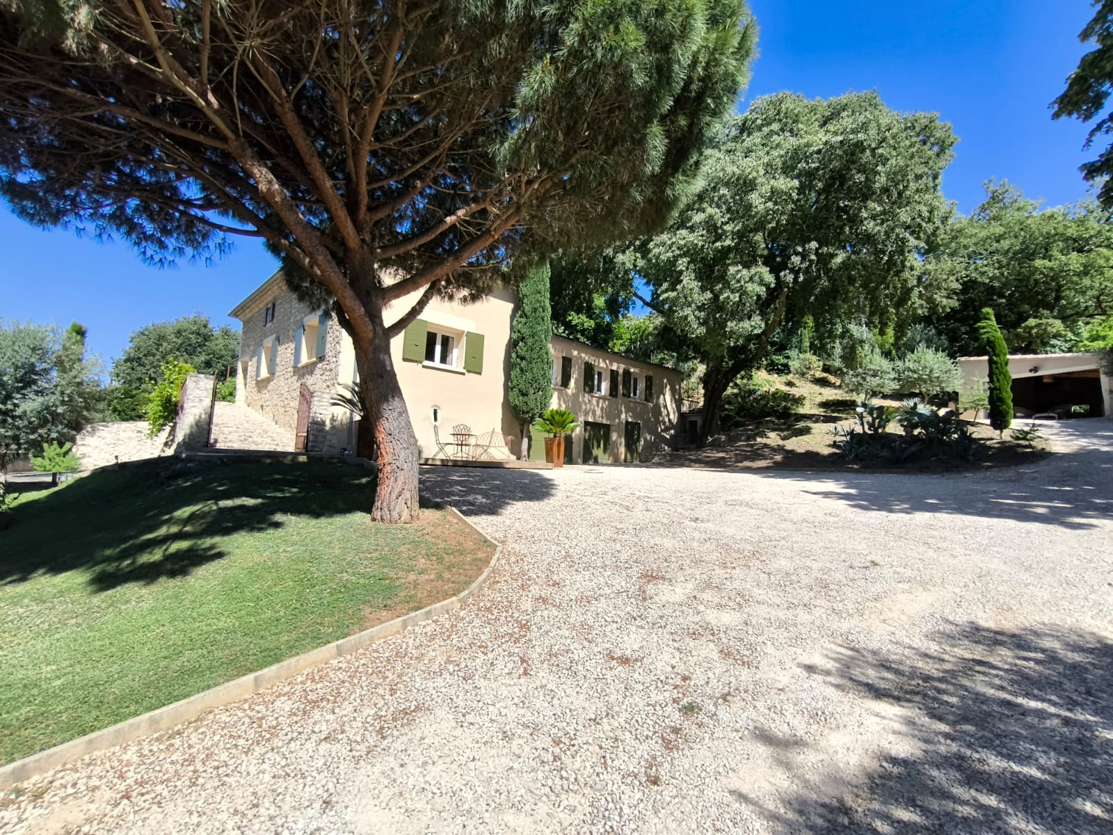 MIRMANDE. PROPRIETE EN PIERRE DE PAYS. RENOVEE EN TOTALITE