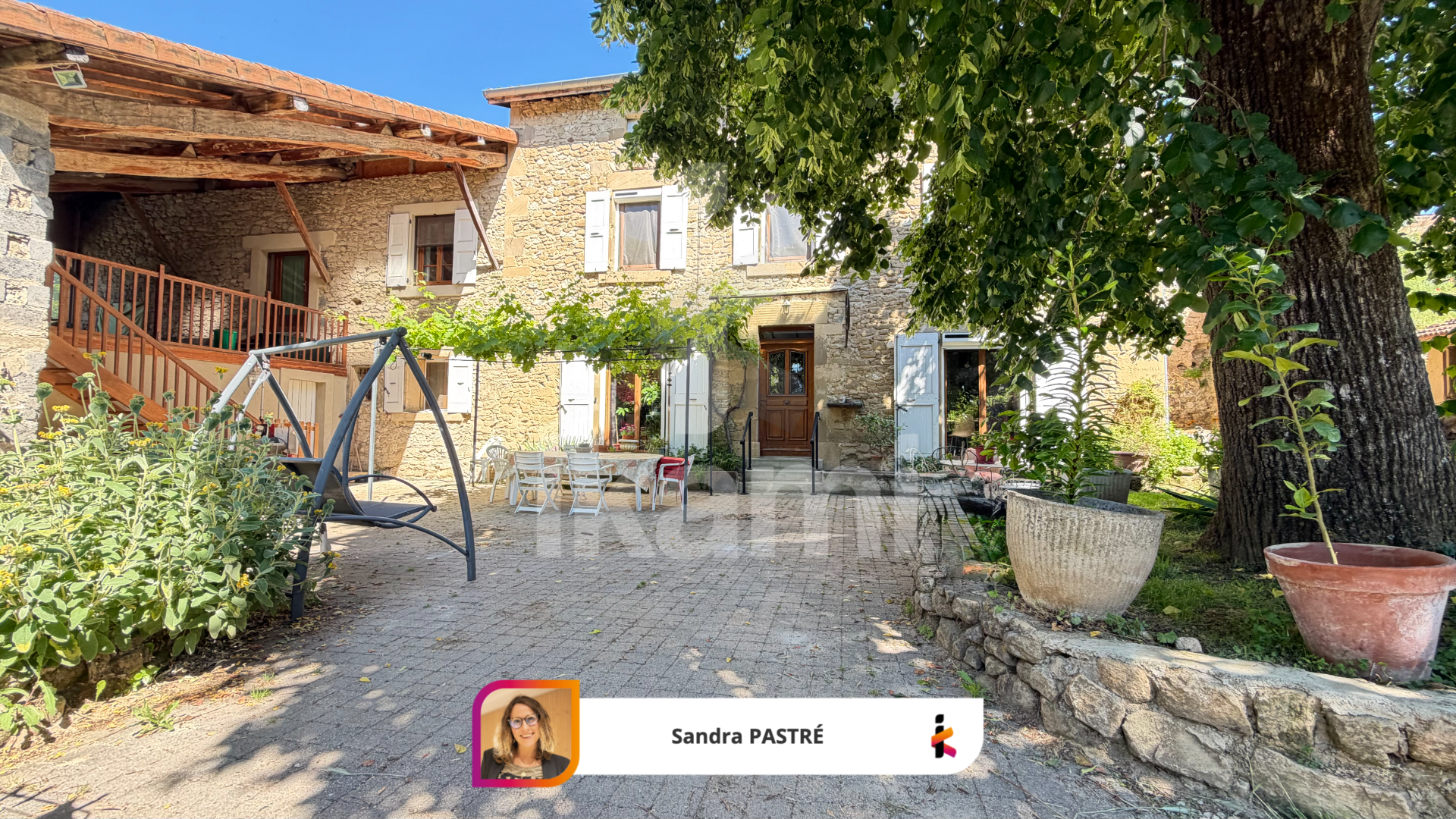 Charme, volumes et potentiel : une maison en pierre idéale p