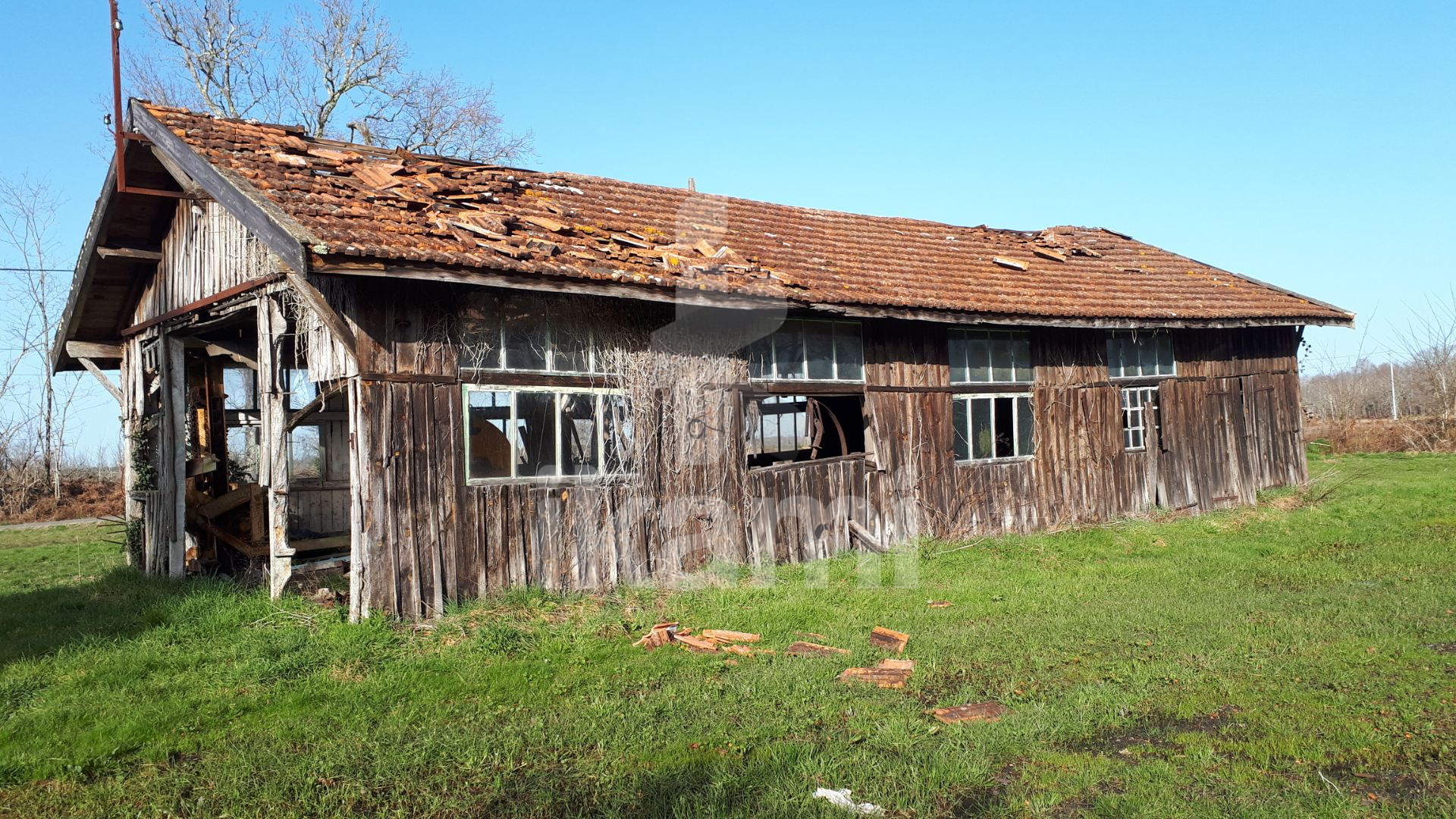 Terrain naturel de 2 650 m2 avec grange à rénover Beau pot